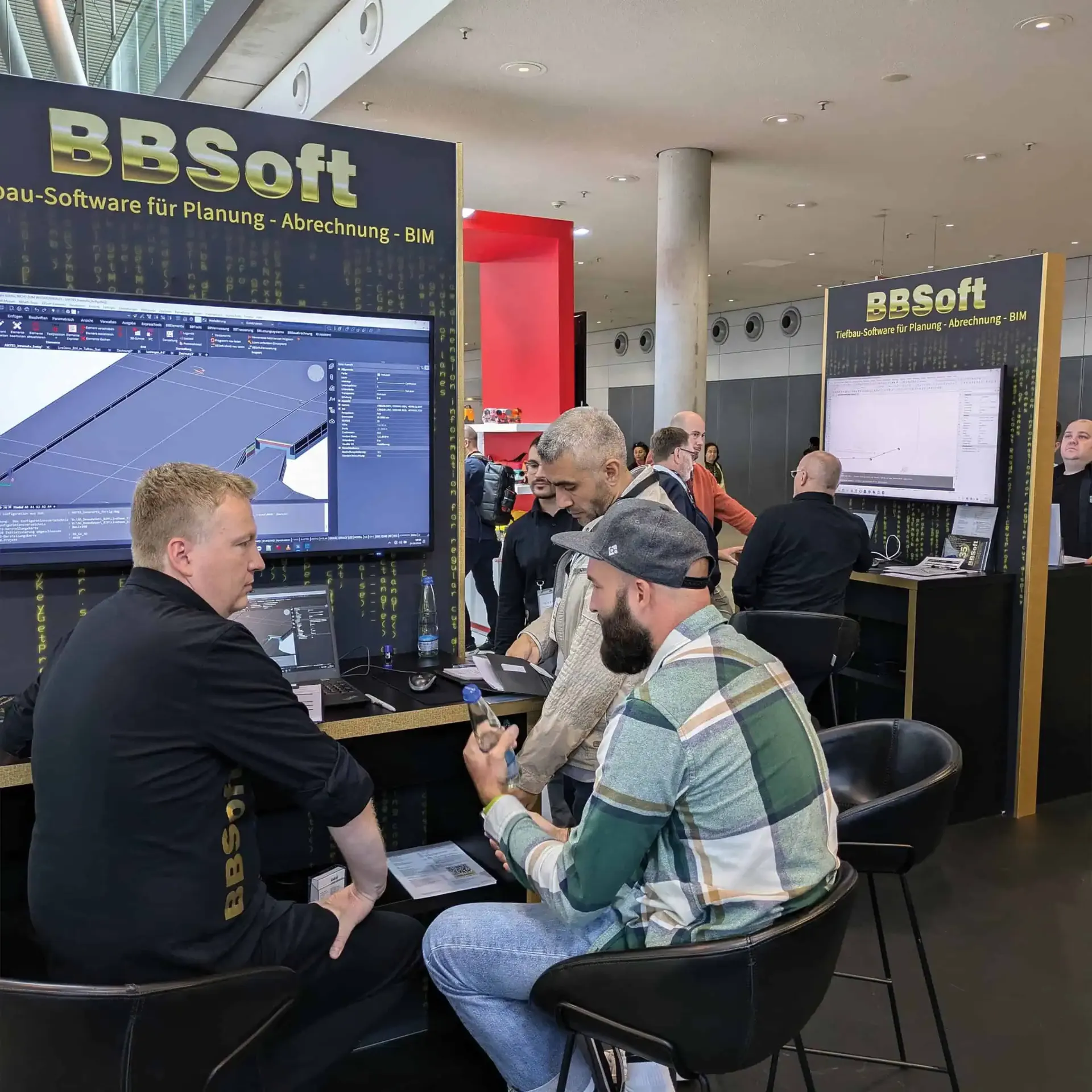BBSoft® Mitarbeiter im Gespräch mit Kunden auf einer Messe